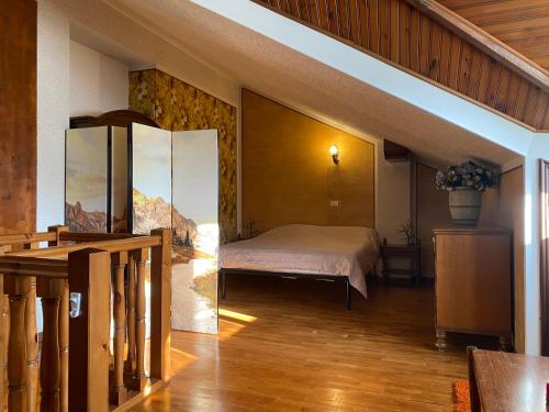 a bedroom with a bed in the corner of a room at Villa i 2 Pini in Pila