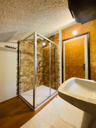 a bathroom with a glass shower and a sink at Villa i 2 Pini in Pila