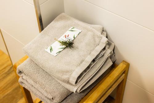 a pile of towels sitting on top of a stool at Apartamentos Nevandi in Pido