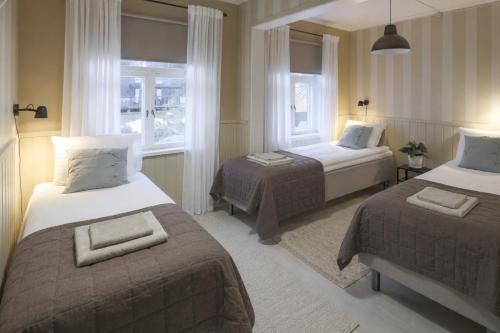 a hotel room with two beds and a window at Hotel Merikruunu in Dragsfjärd
