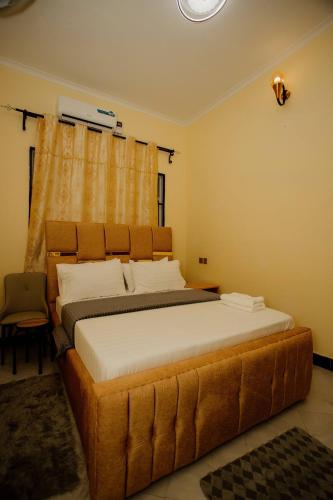 Pristine Homes Moshi Kilimanjaro Views tesisinde bir odada yatak veya yataklar
