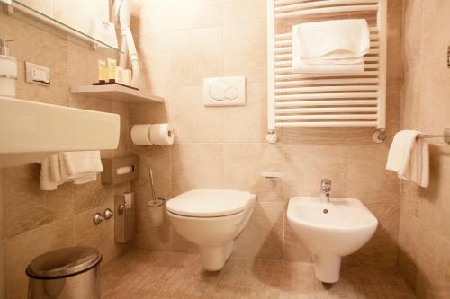 a small bathroom with a toilet and a sink at Euroterme in Bagno di Romagna