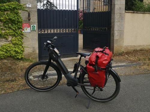 a bike with a red bag on the front at Lodge18 in Châteaumeillant