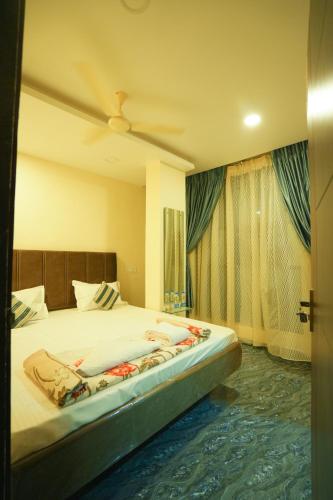 a bedroom with a large bed and a window at The Casa Comforts in New Hampi