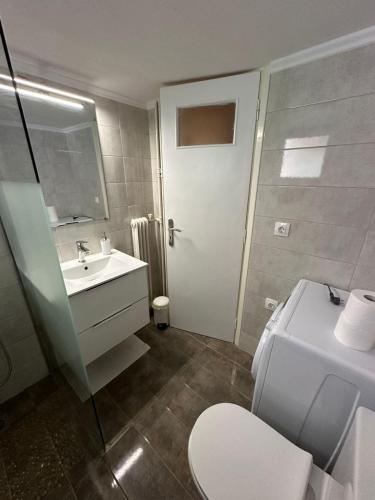 Bright 1R Flat with balcony in Kallithea