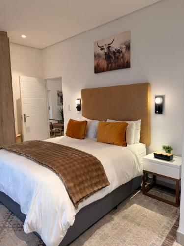 a bedroom with a large bed in a room at Hermanus Villa in Hermanus
