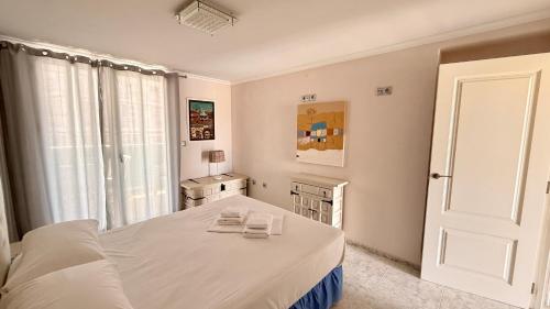 a bedroom with a bed with two towels on it at Pasión Junto al mar in Calpe