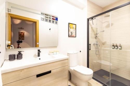 a bathroom with a toilet and a shower at Casa Rubia Limón in Béznar