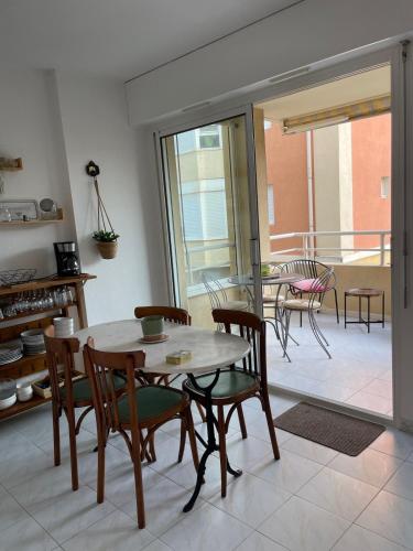 Studio climatisé à deux pas de la plage et de la marina