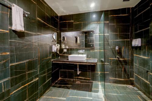 ein Badezimmer mit Waschbecken und Spiegel in der Unterkunft Dazzling A Boutique Hotel in Agra