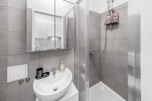 1 Bedroom Apartment with Game Table , 20 Min to City Center, Smart TV