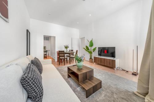 1 Bedroom Apartment with Game Table , 20 Min to City Center, Smart TV