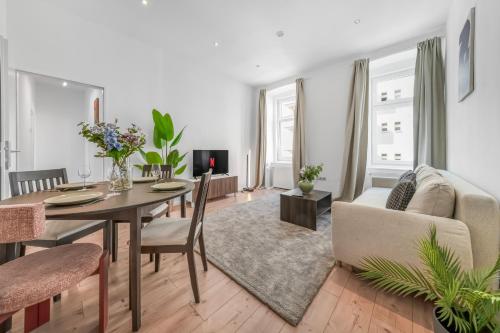 1 Bedroom Apartment with Game Table , 20 Min to City Center, Smart TV