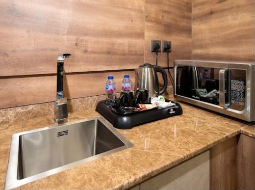 a kitchen counter with a sink and a microwave at Marmara Boutique in Medina