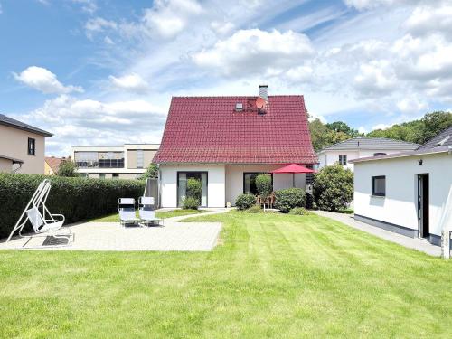 a house with a red roof and a yard at Spreedeich in Werben
