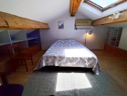 a bedroom with a bed in a room with a window at Reve azur plage en duplex coeur de village in Le Pradet