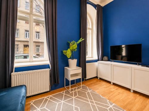 Cozy Apartment Near Metro and Shopping Street