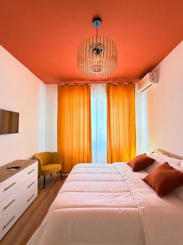 ein Schlafzimmer mit zwei Betten und einem Kronleuchter in der Unterkunft Cascina del colle - Casa Briè in Villamagna