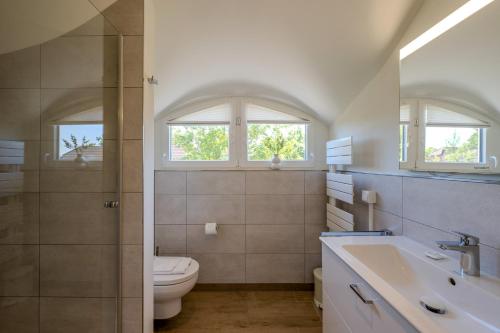 a bathroom with a toilet and a sink at Traumgarten Traumzeit in Prerow