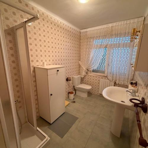 a small bathroom with a sink and a toilet at Casa dos avós in Redondela