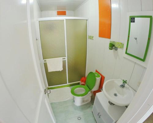 Ένα μπάνιο στο Zippy´s Sea View Apartments