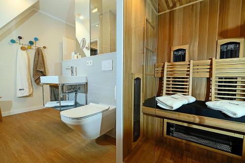 a bathroom with a toilet and a sink at Auszeit am Meer in Dranske