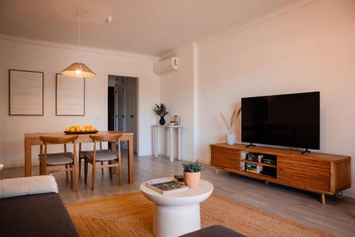 Pool & Beach Days - Vilamoura Condo with Balcony & Parking