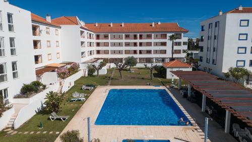 Pool & Beach Days - Vilamoura Condo with Balcony & Parking