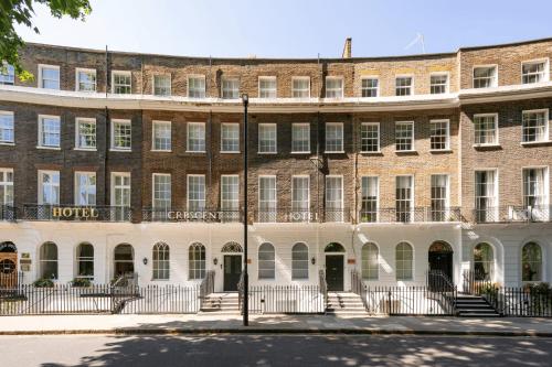 a large red brick building with a hotel at GuestReady - The Crescent in London