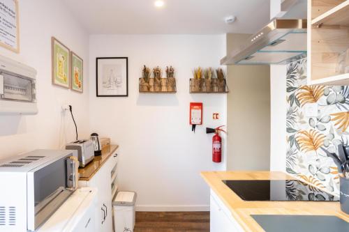 Art-Inspired Guesthouse - Ensuite Double Rooms with AC and Workspace in Porto