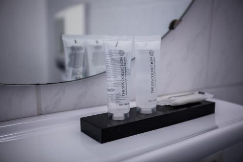 a counter with two glass bottles on a black stand at Hotel de Gentsche Poort in Biervliet