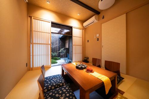 京町家も静の居