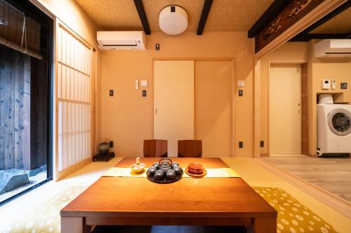 京町家も静の居
