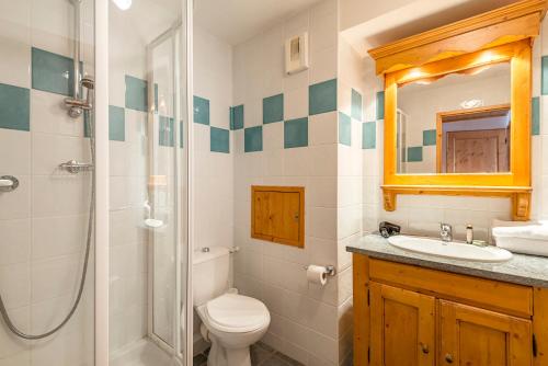ein Badezimmer mit Toilette, Dusche und Waschbecken in der Unterkunft Lagrange Vacances Aspen in La Plagne