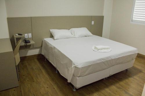 Llit o llits en una habitació de Patos Hotel