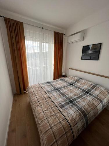 a bedroom with a bed and a window at Doce Refugio in Bar
