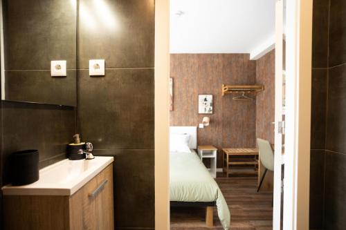 Art-Inspired Guesthouse - Ensuite Double Rooms with AC and Workspace in Porto