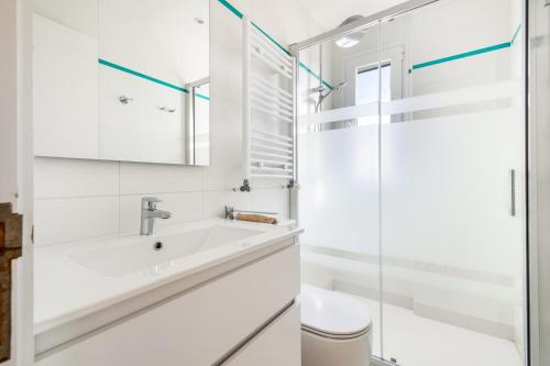 a white bathroom with a sink and a shower at Apartamento las palmeras 2 Planta 3 in Cala Millor