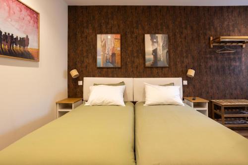 Art-Inspired Guesthouse - Ensuite Double Rooms with AC and Workspace in Porto