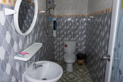 a bathroom with a sink and a toilet and a mirror at ฟลายมี ภูทับเบิก in Ban Maeo Thap Boek