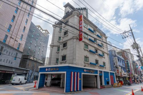 a building on the corner of a city street at Yeongdeungpo Hotel Jago in Seoul
