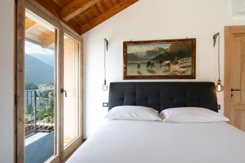 a bedroom with a bed and a painting on the wall at Perla di Mergozzo 1 in Mergozzo