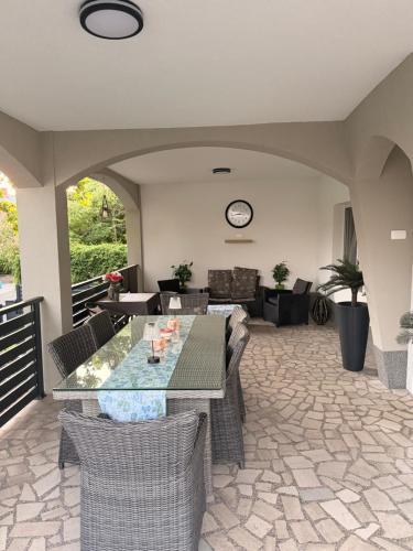 a living room with a table and chairs at Haus EL MILO in Jadranovo