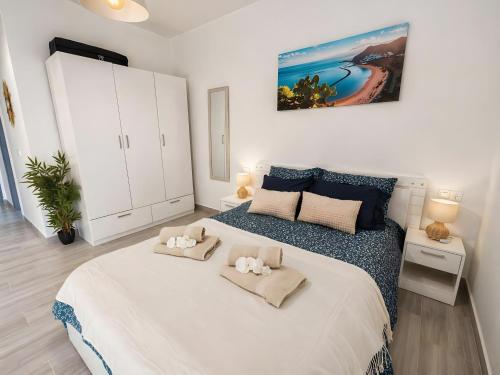 a bedroom with a large bed with two pillows on it at Dream Ocean Sunset in Playa Paraiso