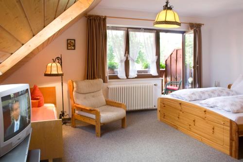 Una cama o camas en una habitación de Höhengasthof Rössle