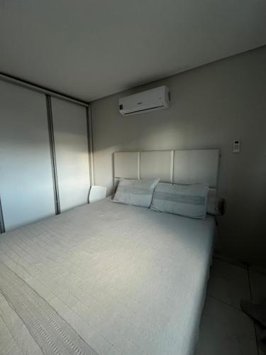 a bedroom with a large white bed in a room at Suite Master Casa Luz in Garanhuns