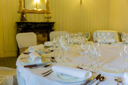 a table with wine glasses and napkins on it at Palacio de los Velada in Avila