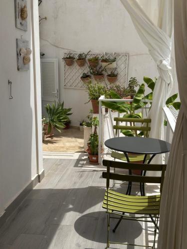 a table and chairs on a balcony with plants at B&B Ponza Suite in Ponza