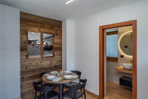 a dining room with a table and chairs at B&B Soreghina in Malè