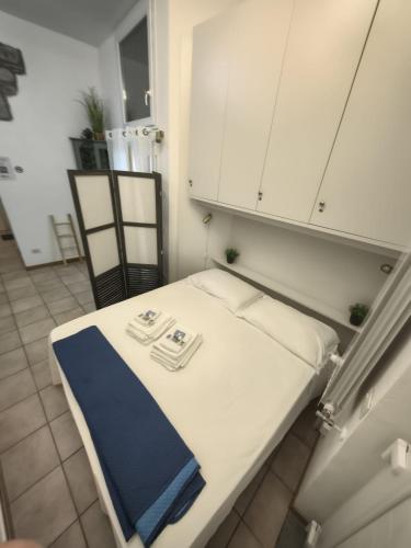a bed with a blue towel on it in a room at Manarola Sunset House in Manarola